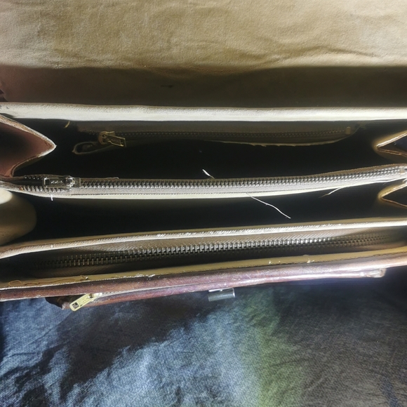 Leather Embossed purse Brown Made in Mexico. Flawed - Picture 14 of 16